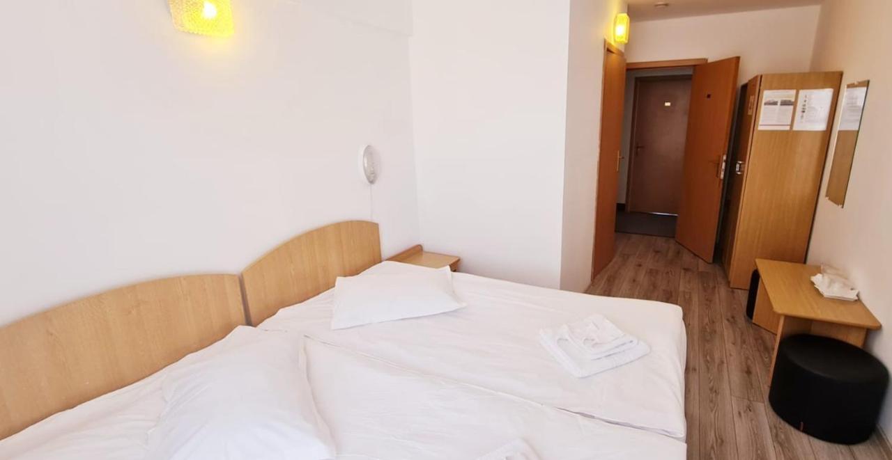 Hotel Victoria Jászvásár Kültér fotó